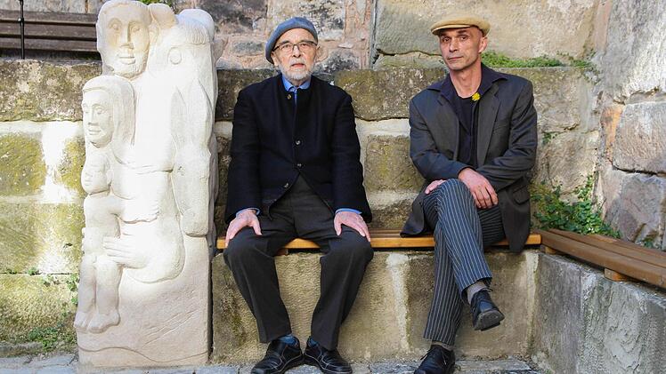 Zwei Kronacher Bildhauer, Heinrich Schreiber und sein Sohn Tobias, haben für die Neugestaltung des Platzes am historischen Storchenturm drei Sandsteinplastiken geschaffen. Foto: Mariell Dörrschmidt