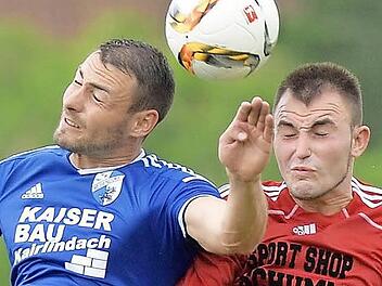 ASV Höchstadt - ASV Weisenedorf. So eng wie das Duell zwischen dem Weisendorfer Friedrich Leist (li.) und dem Höchstadter Stefan Wagner war die Pokalbegegnung zwischen ihren Teams nicht. Der Kreisligist setzte sich souverän mit 3:0 durch. Foto: Picturedreams