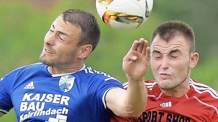 ASV Höchstadt - ASV Weisenedorf. So eng wie das Duell zwischen dem Weisendorfer Friedrich Leist (li.) und dem Höchstadter Stefan Wagner war die Pokalbegegnung zwischen ihren Teams nicht. Der Kreisligist setzte sich souverän mit 3:0 durch. Foto: Picturedreams