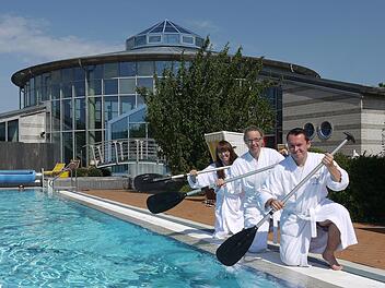Die weißen Mäntel sind ihr Markenzeichen: Nancy Grau, Stine Michel und Angus Schellknecht (von links) sind drei der acht Team-Mitglieder aus der "Therme Natur", die beim Drachenboot-Tauziehen am Samstag an den Start gehen werden. Foto: Berthold Köhler