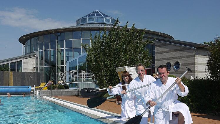 Die weißen Mäntel sind ihr Markenzeichen: Nancy Grau, Stine Michel und Angus Schellknecht (von links) sind drei der acht Team-Mitglieder aus der "Therme Natur", die beim Drachenboot-Tauziehen am Samstag an den Start gehen werden. Foto: Berthold Köhler