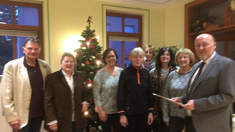 Viele Ehrungen standen beim den Mitgliedern des Kreisverbands  Münnerstadt an (von links): Rudolf Ritz, Ulrike Freifrau von und zu der Tann, Annabell Fleischmann, Gabriele Klicha, Grete Heilinger, Dagmar Mayer-Balling, Annemarie Lerchl-Friedrich und Vorsitzender Wolfgang Wittmann. Foto: Anneliese Albert