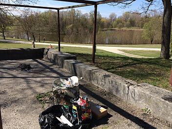 Das Abladen von Müll ist im Marienbergpark in Nürnberg nicht das einzige Problem. Vandalen beschädigen regelmäßig die Grünanlage, sodass die Schadenssumme mittlerweile in die Zehntausend Euro geht. Foto: Nikolas Pelke