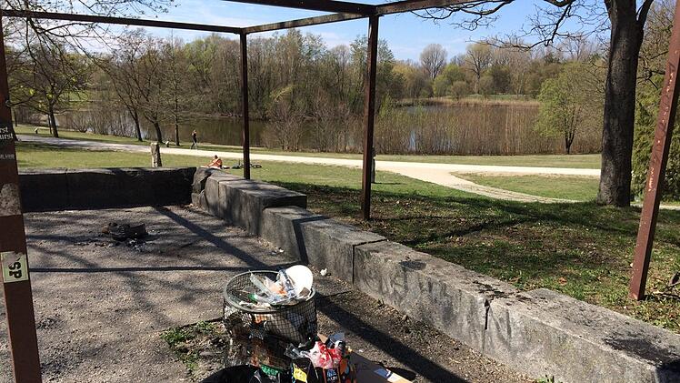 Das Abladen von Müll ist im Marienbergpark in Nürnberg nicht das einzige Problem. Vandalen beschädigen regelmäßig die Grünanlage, sodass die Schadenssumme mittlerweile in die Zehntausend Euro geht. Foto: Nikolas Pelke