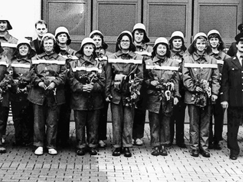 Am 15. Oktober 1995 unterzogen sich zwölf Feuerwehr-Damen der ersten Leistungsprüfung und konnten sich über das Abzeichen in Bronze freuen. Foto: Hartmut Neubauer