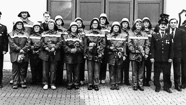 Am 15. Oktober 1995 unterzogen sich zwölf Feuerwehr-Damen der ersten Leistungsprüfung und konnten sich über das Abzeichen in Bronze freuen. Foto: Hartmut Neubauer