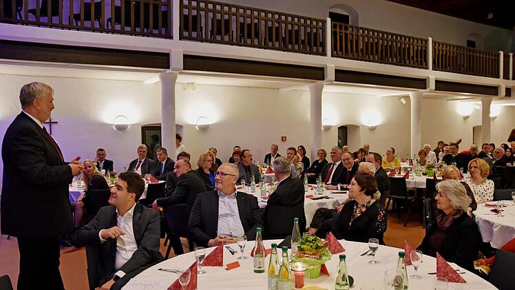 Mit einem Festakt wurde das 60-jährige Bestehen der Berufsfachschule für Pflegeberufe in der Stadthalle Haßfurt gefeiert. Links im Bild der Vorstandsvorsitzende der Haßberg-Kliniken, Stephan Kolck, der durchs Programm führte.