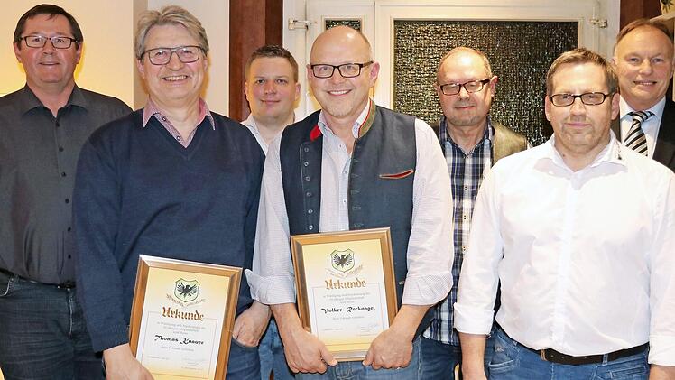 Ehrungen beim FC Adler Weidhausen: von links stellvertretender Vorsitzender Dieter Freitag, Thomas Knauer, der bisherige stellvertretende Vorsitzende Sebastian G&ouml;&szlig;l, Volker Recknagel, der bisherige stellvertretende Vorsitzende Roland Friedrich, der bisherige Vorsitzende Thomas Eckstein und Zweiter B&uuml;rgermeister Manfred K&uuml;nzel