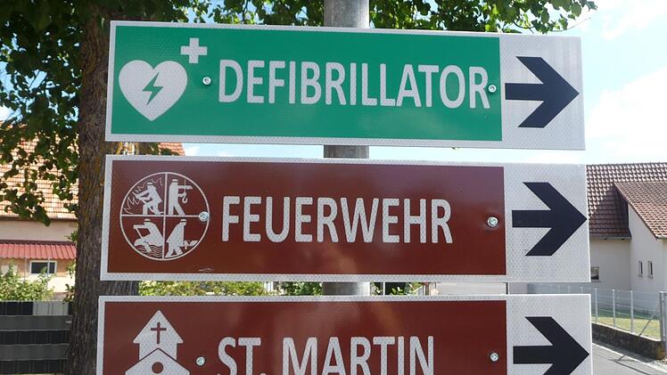In Eigenleistung wurden neue Hinweisbeschilderungen aufgestellt, um im Ernstfall schneller den Standort des neuen Defibrillators am Feuerwehrhaus in Untererthal zu finden.  Fotos: Sophia Merz
