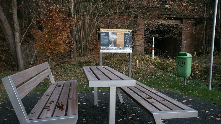 Auf der Sitzgruppe am Br&uuml;ckenbauwerk nahe dem Schmidthof (hinten rechts) k&ouml;nnen Besucher ausruhen und Infos &uuml;ber die Autobahn  lesen. Foto: Steffen Standke