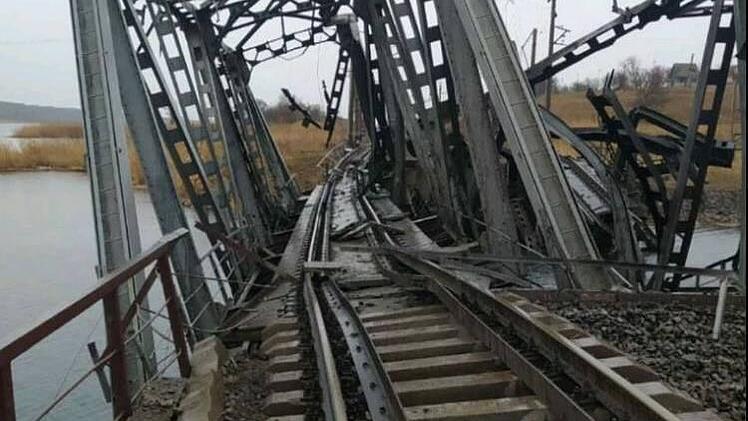 Zerstörte Brücke, angeblich nahe der Stadt.