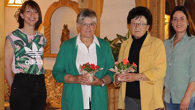 Besondere W&uuml;rdigungen standen beim Obst- und Gartenbauverein Oberleichtersbach an (von links): Maria Kn&uuml;ttel (Vorsitzende), die Geehrten Gisela Vornwald und Irene Kirchner sowie Simone Zeier (Vorsitzende). Foto: Karina Kirchner