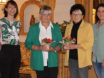 Besondere Würdigungen standen beim Obst- und Gartenbauverein Oberleichtersbach an (von links): Maria Knüttel (Vorsitzende), die Geehrten Gisela Vornwald und Irene Kirchner sowie Simone Zeier (Vorsitzende). Foto: Karina Kirchner