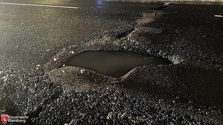 Pl&ouml;tzliches Schlagloch in Bamberg: Autos m&uuml;ssen abgeschleppt werden