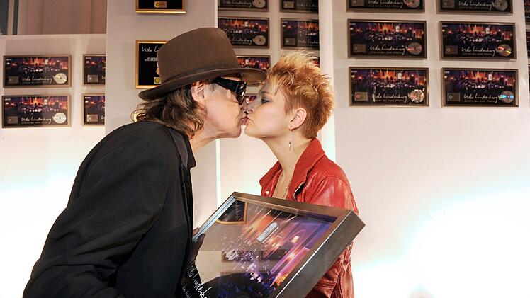 K&uuml;sschen f&uuml;r die Freundin: Udo Lindenberg und Tine Acke bei der Platinverleihung f&uuml;r sein "MTV Unplugged" 2012.