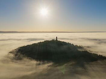&Uuml;ber den Nebel ragt die Bamberger Altenburg.