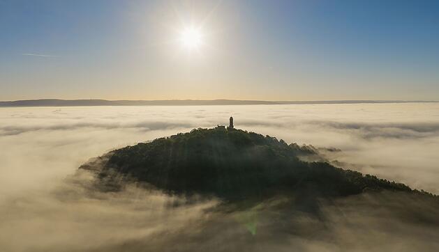 &Uuml;ber den Nebel ragt die Bamberger Altenburg.