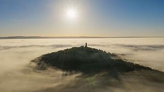 Bamberg im Nebelmeer: Bezaubernde Eindrücke vom Herbstanfang Über den Nebel ragt die Bamberger Altenburg.
