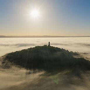 &Uuml;ber den Nebel ragt die Bamberger Altenburg.