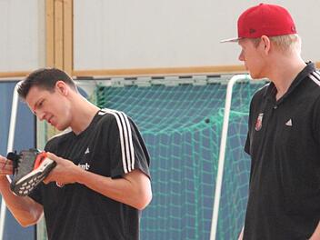 Welche Schuhgr&ouml;&szlig;e? Casey Jacobsen schaut nach: 50! Rechts: Philipp Neumann staunt nicht schlecht, denn er ist zehn Zentimeter gr&ouml;&szlig;er als sein Mannschaftskollege und hat etwas kleinere F&uuml;&szlig;e.