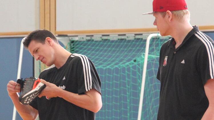 Welche Schuhgr&ouml;&szlig;e? Casey Jacobsen schaut nach: 50! Rechts: Philipp Neumann staunt nicht schlecht, denn er ist zehn Zentimeter gr&ouml;&szlig;er als sein Mannschaftskollege und hat etwas kleinere F&uuml;&szlig;e.