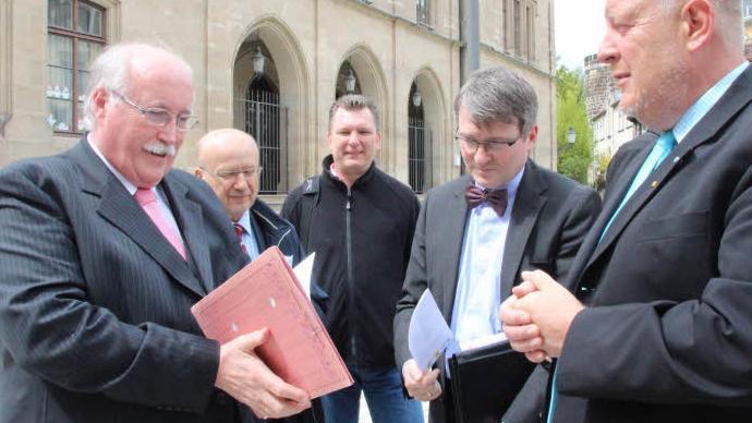 Regierungspräsident Wilhelm Wenning (links) übergab persönlich die Kreditanträge, die der Wohnbau zugute kommen werden. Rechts Oberbürgermeister Norbert Kastner. Foto: Simone Bastian