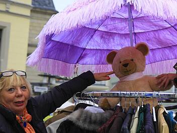 Noch zuversichtlich: Anni Schröder baute ihren Stand am Samstag auf dem Albertsplatz auf und dekoriert ihn farbenfroh. Später ist sie unter ein Vordach umgezogen. Foto: Katja Nauer