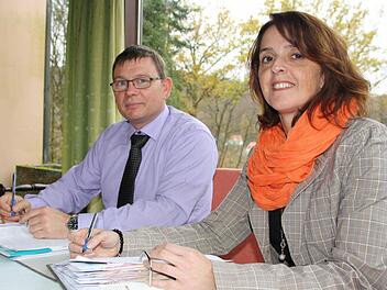 Michael Glück (von links) und Manuela Vogler von der Staatlichen Kurverwaltung nehmen alle drei Jahre die Unterlagen der Betriebe im Staatsbad Bad Brückenau unter die Lupe. (Fotos: Ralf Ruppert)