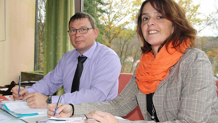 Michael Glück (von links) und Manuela Vogler von der Staatlichen Kurverwaltung nehmen alle drei Jahre die Unterlagen der Betriebe im Staatsbad Bad Brückenau unter die Lupe. (Fotos: Ralf Ruppert)