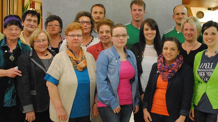 Auszeichnungen für 25 Jahre Mitgliedschaft erhielten Amanda Reidelbach, Hannelore Becker, Hanna Schumm, Hiltrud Kohlhepp, Gisela Leitsch, Erna Kopp, Thomas Schaab, Blanka Schumm, Christina Morell, Florian Dorn, Martina Schneider, Martina Rüttiger, Carolin Römmelt, Barbara Gerhard und André Römmelt.  Foto: Evelyn Schneider
