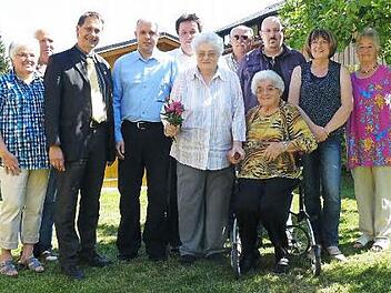 Die Jubilarin Hildegard Herbst (Bildmitte, stehend) mit ihrer Schwester Justina Richly (sitzend, daneben) und Bürgermeister Roland Wolfrum (Dritter von links) im Kreise der Familie.  Foto: Klaus-Peter Wulf