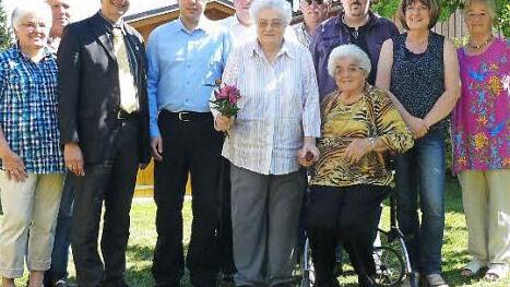 Die Jubilarin Hildegard Herbst (Bildmitte, stehend) mit ihrer Schwester Justina Richly (sitzend, daneben) und Bürgermeister Roland Wolfrum (Dritter von links) im Kreise der Familie.  Foto: Klaus-Peter Wulf