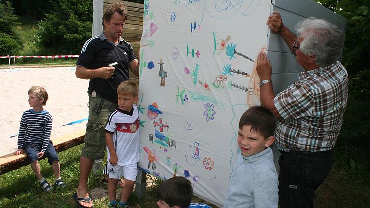 Thomas Voll (links) und Horst Giehl (rechts) vom Verein Naturbadesee verschönern die Umkleidekabinen