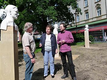 Bildhauer Albert Ultsch (links), Mechthildis Boksch und Daniel Manthey von der Willy-Aron-Gesellschaft bei der Stellprobe der Büsten im Harmoniegarten Foto: Marion Krüger-Hundrup