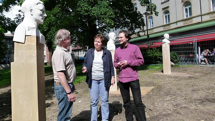 Bildhauer Albert Ultsch (links), Mechthildis Boksch und Daniel Manthey von der Willy-Aron-Gesellschaft bei der Stellprobe der Büsten im Harmoniegarten Foto: Marion Krüger-Hundrup