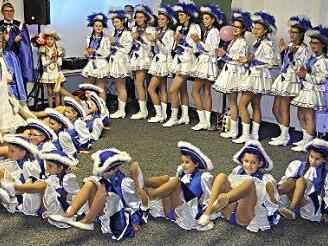 Die Jugendgarde der Concordia beim Tanz: Hinten die Faschingsgarde und links das Prinzen- und Kinderprinzenpaar.  Foto: Helmut Will