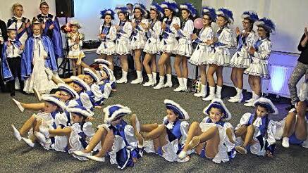 Die Jugendgarde der Concordia beim Tanz: Hinten die Faschingsgarde und links das Prinzen- und Kinderprinzenpaar.  Foto: Helmut Will