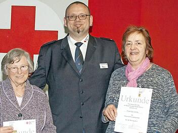 Zahlreiche Ehrungen gab es für den langjährigen ehrenamtlichen Einsatz beim Bayerischen Roten Kreuz. Herausragend waren dabei die Auszeichnungen für Ilse Schardt (65 Jahre), links, und Inge Gorille (50 Jahre). Die Ehrenurkunden und Dienstjahresspangen überreichte der stellvertretende Kreisbereitschaftsleiter Stefan Schütz (Mitte).  Foto: Klaus Gagel