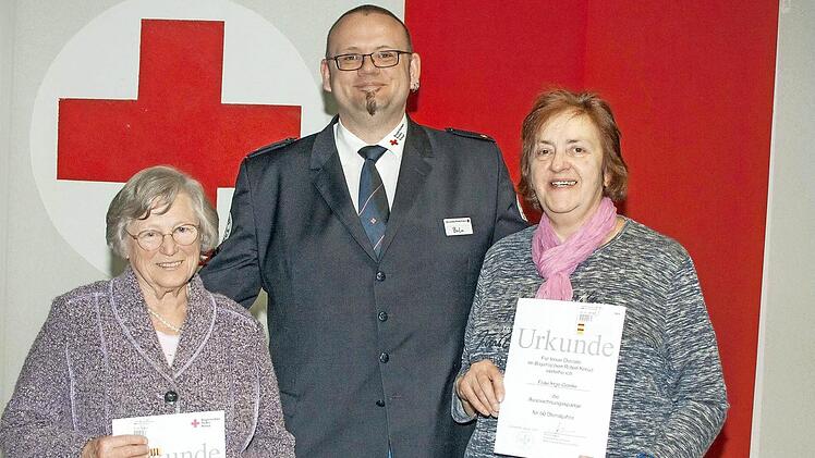 Zahlreiche Ehrungen gab es für den langjährigen ehrenamtlichen Einsatz beim Bayerischen Roten Kreuz. Herausragend waren dabei die Auszeichnungen für Ilse Schardt (65 Jahre), links, und Inge Gorille (50 Jahre). Die Ehrenurkunden und Dienstjahresspangen überreichte der stellvertretende Kreisbereitschaftsleiter Stefan Schütz (Mitte).  Foto: Klaus Gagel
