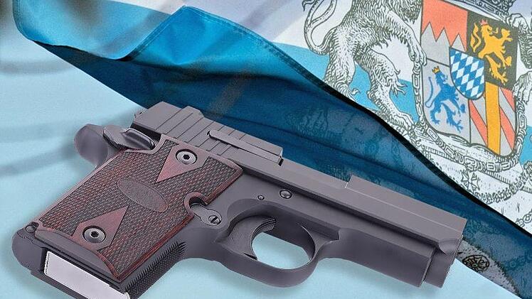 Im Landkreis Kulmbach bekamen "Reichsbürger" - hier die Flagge der Gruppierung "Bundesstaat Bayern" - Post vom Landratsamt mit der Aufforderung, ihre Waffen abzugeben. Durch ihre staatsfeindliche Einstellung, so die Behörde, besitzen sie nicht die notwendige Zuverlässigkeit für eine waffenrechtliche Erlaubnis.  Grafik: Klaus Heim / Foto: Matthias Balk, dpa