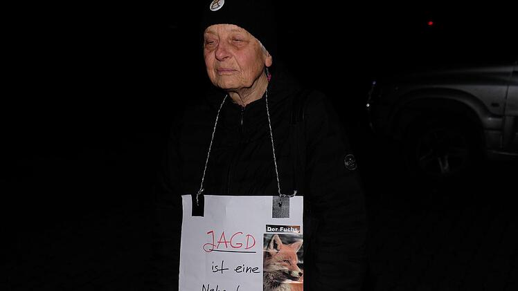 Am Rande der Veranstaltung tauchten Jagdgegner auf. Gerd Schaar