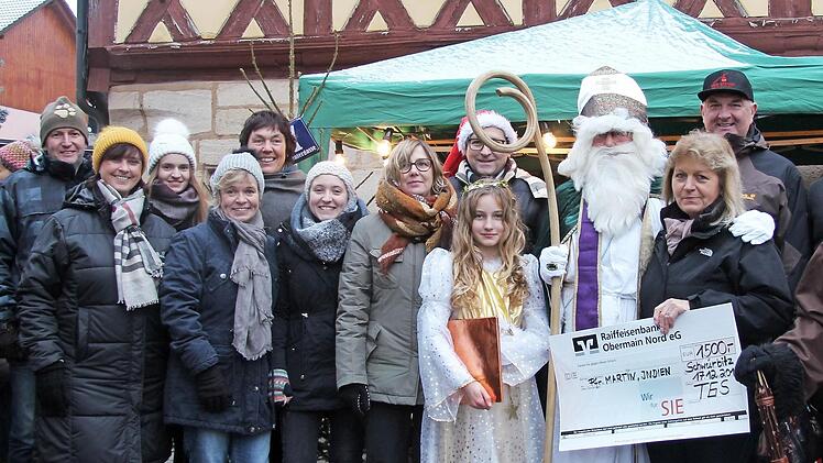 1650 Euro schickten die Schwürbitzer Theaterspieler an die Familie von Pfarrer Martin Ninaparampil auf die Reise. Zusammen mit "Christkind" Gerrit Thierauf und "Nikolaus" Ulla Engelmann übergaben sie einen Scheck an Sieglinde Donath. Foto: Manfred König