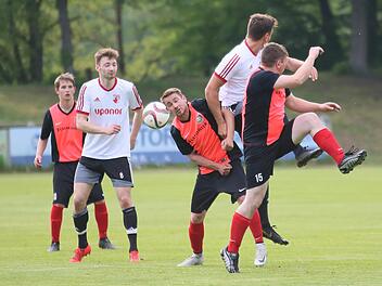 Beim FC Ha&szlig;furt hatte der FC Neubrunn um Jonas Sauer (Mitte) nichts zu melden.  Foto: Ralf Naumann