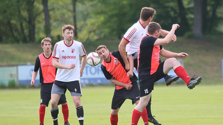 Beim FC Ha&szlig;furt hatte der FC Neubrunn um Jonas Sauer (Mitte) nichts zu melden.  Foto: Ralf Naumann