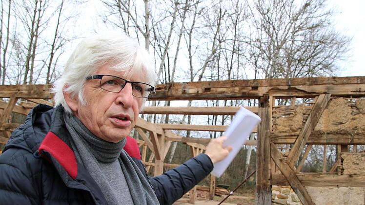 Museumsleiter Herbert May erklärt, warum die Bauernscheune etwas besonderes ist. Foto: Ronald Heck