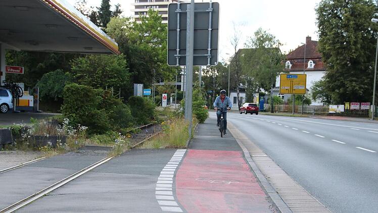 Hier müssen Radfahrer den Radweg verlassen und sich in den dort dreispurig rollenden Verkehr am Kreuzstein einfädeln. Die Gefahrenstelle soll nun entschärft werden. Auf dem parallel zum Gehweg verlaufenden Industriegleis soll ein Radweg angelegt werden. Foto: Katrin Geyer