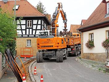 Schweres Gerät ist für den Glasfaseranschluss nötig. Foto: Andrea Spörlein