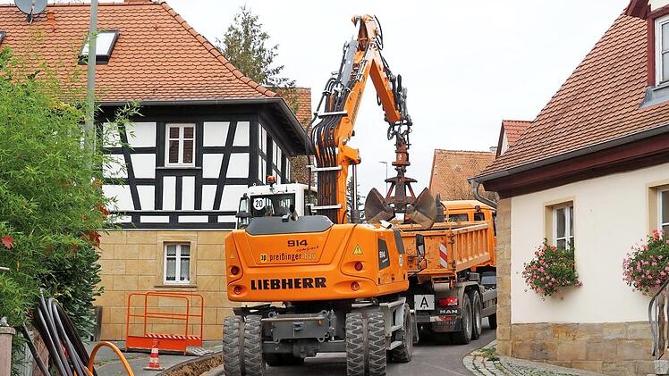 Schweres Gerät ist für den Glasfaseranschluss nötig. Foto: Andrea Spörlein