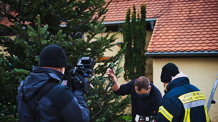 Er leuchtet wieder: Forchheims höchster Weihnachtsbaum. Foto: Freiwillige Feuerwehr Forchheim / Dominik Nögel