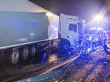 Massive Verkehrsbehinderungen nach Unfall mit Lastwagen auf der A3